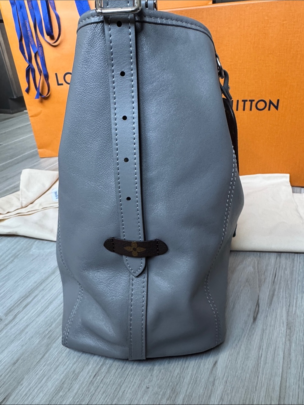 Louis Vuitton Carryall Vibe MM - Picture 8 of 16